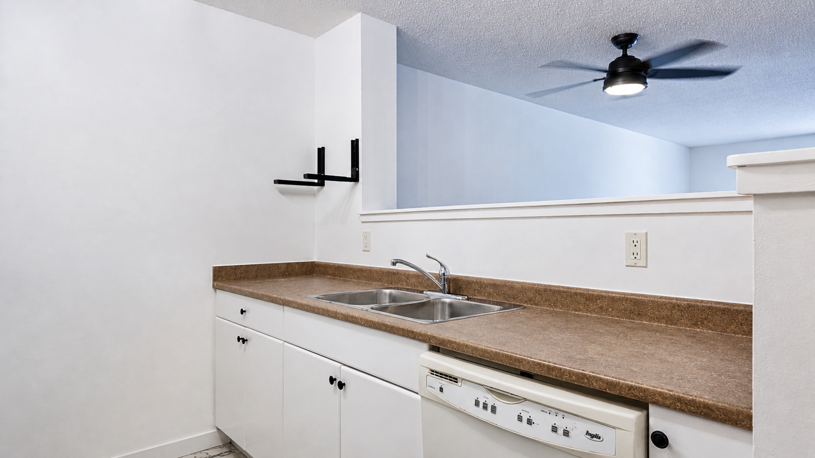 Kitchen counter with double sink and dishwasher